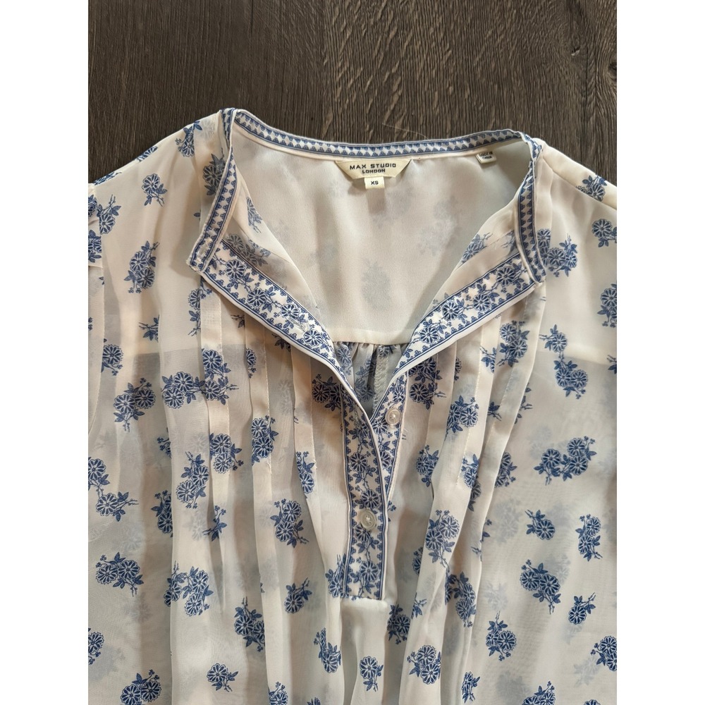 Max Studio London Butterfly Floral Blouse XS White Blue Pleated NWOT - Picture 5 of 5